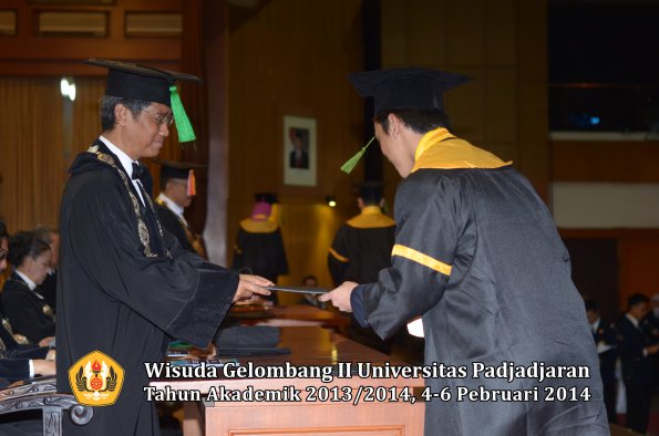 wisuda-unpad-gel-ii-ta-2013_2014-fakultas-kedokteran-oleh-dekan-248