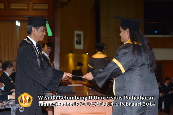 wisuda-unpad-gel-ii-ta-2013_2014-fakultas-kedokteran-oleh-dekan-249