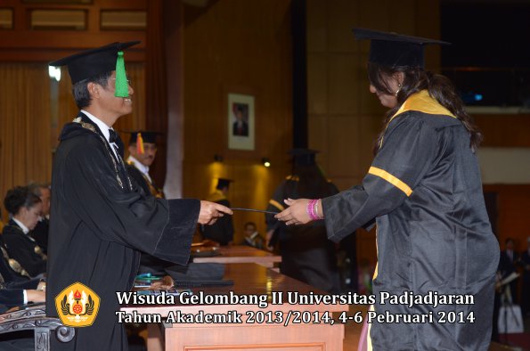 wisuda-unpad-gel-ii-ta-2013_2014-fakultas-kedokteran-oleh-dekan-250