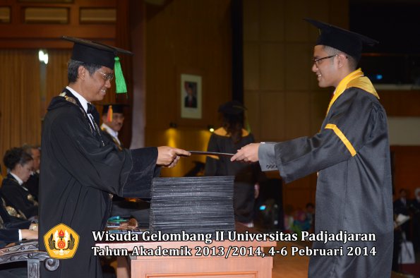 wisuda-unpad-gel-ii-ta-2013_2014-fakultas-kedokteran-oleh-dekan-251