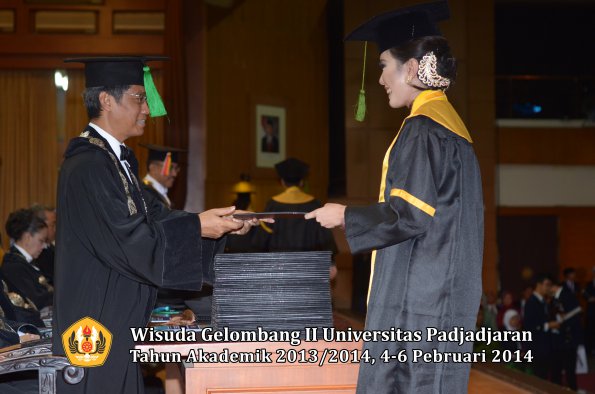 wisuda-unpad-gel-ii-ta-2013_2014-fakultas-kedokteran-oleh-dekan-252