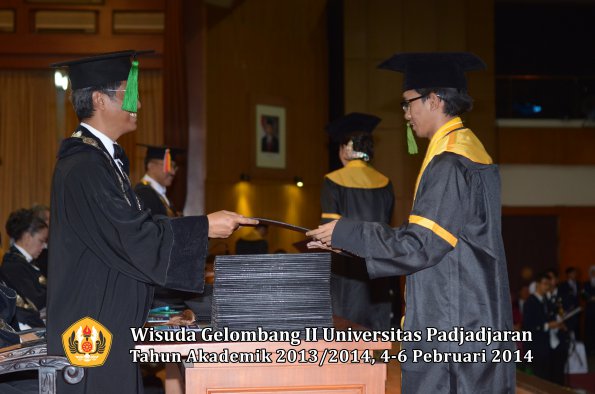 wisuda-unpad-gel-ii-ta-2013_2014-fakultas-kedokteran-oleh-dekan-253