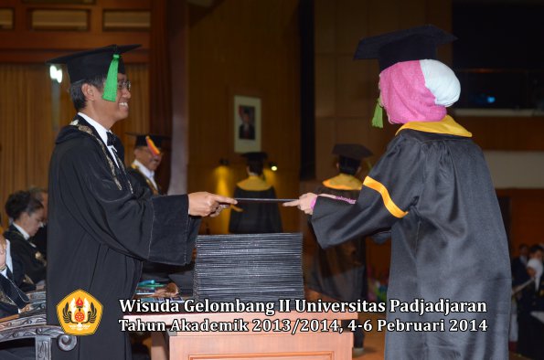 wisuda-unpad-gel-ii-ta-2013_2014-fakultas-kedokteran-oleh-dekan-254