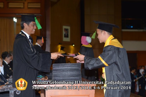 wisuda-unpad-gel-ii-ta-2013_2014-fakultas-kedokteran-oleh-dekan-255