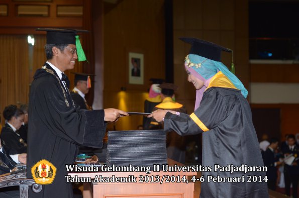 wisuda-unpad-gel-ii-ta-2013_2014-fakultas-kedokteran-oleh-dekan-256