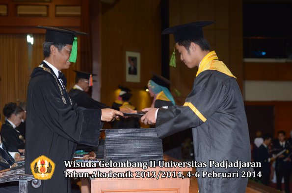 wisuda-unpad-gel-ii-ta-2013_2014-fakultas-kedokteran-oleh-dekan-257