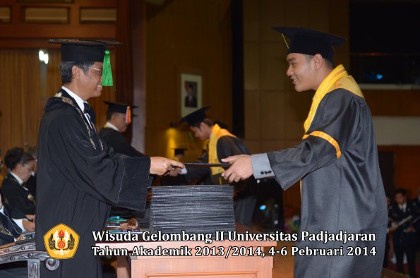 wisuda-unpad-gel-ii-ta-2013_2014-fakultas-kedokteran-oleh-dekan-258