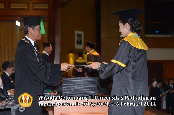 wisuda-unpad-gel-ii-ta-2013_2014-fakultas-kedokteran-oleh-dekan-259