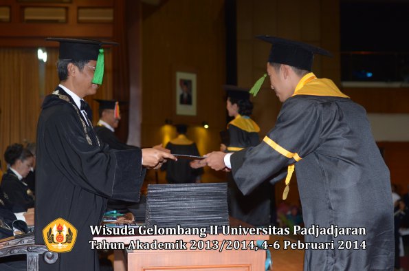 wisuda-unpad-gel-ii-ta-2013_2014-fakultas-kedokteran-oleh-dekan-260