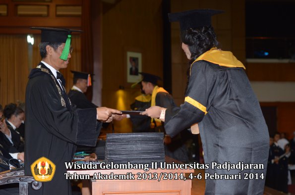 wisuda-unpad-gel-ii-ta-2013_2014-fakultas-kedokteran-oleh-dekan-261