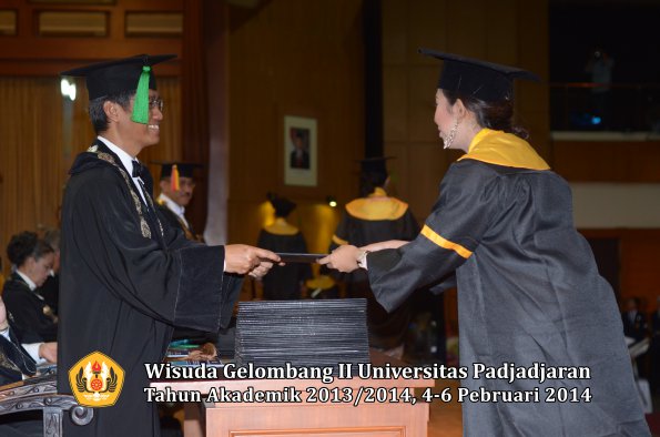 wisuda-unpad-gel-ii-ta-2013_2014-fakultas-kedokteran-oleh-dekan-262