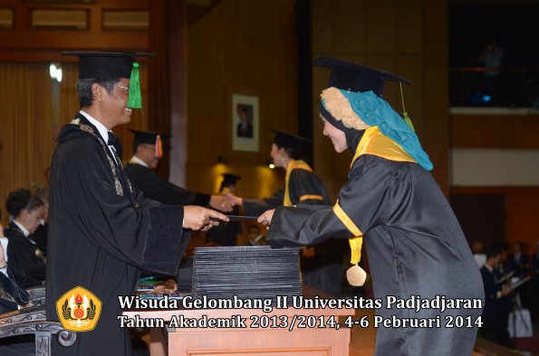 wisuda-unpad-gel-ii-ta-2013_2014-fakultas-kedokteran-oleh-dekan-263