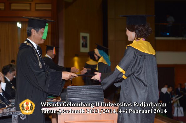 wisuda-unpad-gel-ii-ta-2013_2014-fakultas-kedokteran-oleh-dekan-264