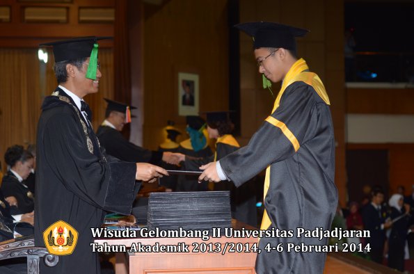 wisuda-unpad-gel-ii-ta-2013_2014-fakultas-kedokteran-oleh-dekan-265