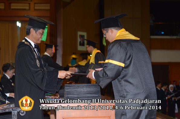 wisuda-unpad-gel-ii-ta-2013_2014-fakultas-kedokteran-oleh-dekan-266