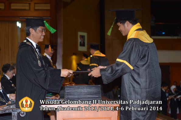 wisuda-unpad-gel-ii-ta-2013_2014-fakultas-kedokteran-oleh-dekan-267