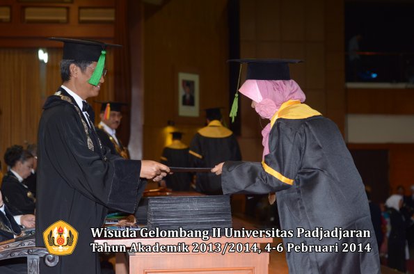 wisuda-unpad-gel-ii-ta-2013_2014-fakultas-kedokteran-oleh-dekan-268