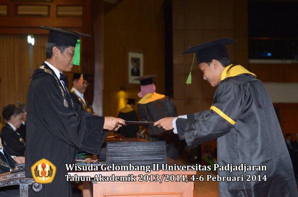 wisuda-unpad-gel-ii-ta-2013_2014-fakultas-kedokteran-oleh-dekan-269