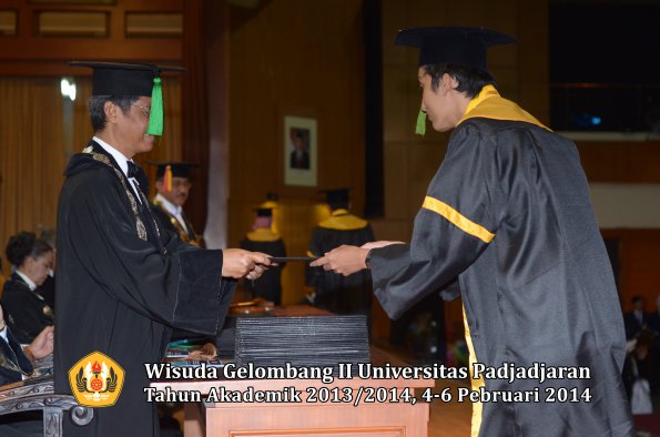 wisuda-unpad-gel-ii-ta-2013_2014-fakultas-kedokteran-oleh-dekan-270