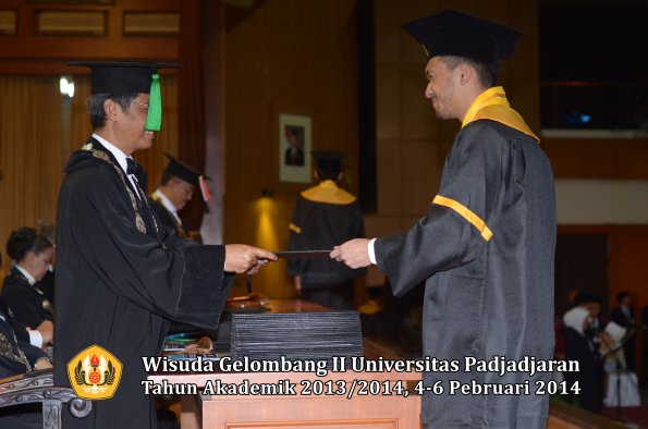 wisuda-unpad-gel-ii-ta-2013_2014-fakultas-kedokteran-oleh-dekan-271