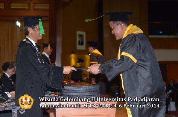 wisuda-unpad-gel-ii-ta-2013_2014-fakultas-kedokteran-oleh-dekan-272