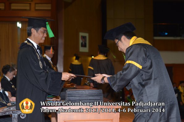 wisuda-unpad-gel-ii-ta-2013_2014-fakultas-kedokteran-oleh-dekan-273