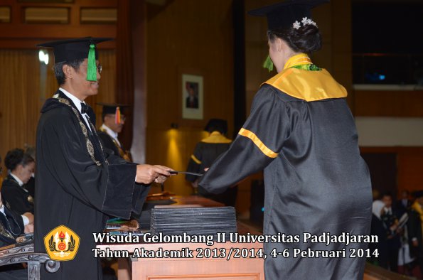 wisuda-unpad-gel-ii-ta-2013_2014-fakultas-kedokteran-oleh-dekan-274