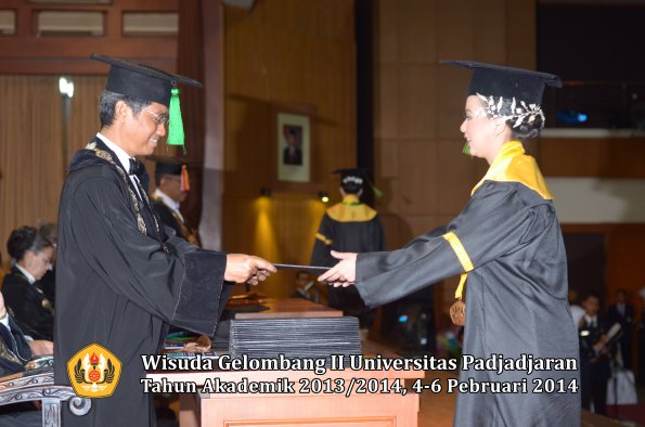 wisuda-unpad-gel-ii-ta-2013_2014-fakultas-kedokteran-oleh-dekan-275