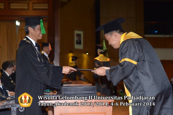 wisuda-unpad-gel-ii-ta-2013_2014-fakultas-kedokteran-oleh-dekan-276