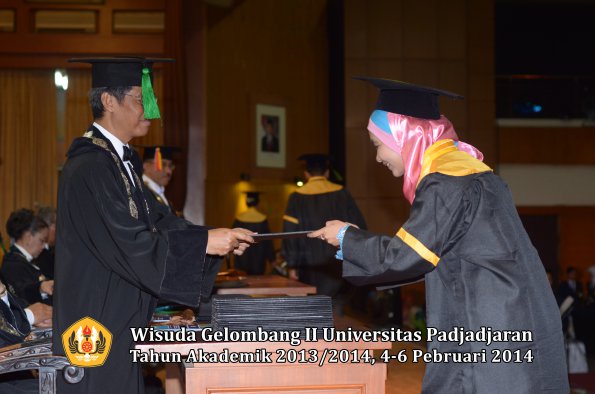 wisuda-unpad-gel-ii-ta-2013_2014-fakultas-kedokteran-oleh-dekan-277