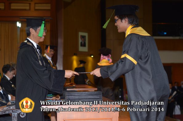 wisuda-unpad-gel-ii-ta-2013_2014-fakultas-kedokteran-oleh-dekan-278