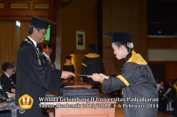 wisuda-unpad-gel-ii-ta-2013_2014-fakultas-kedokteran-oleh-dekan-279