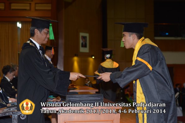 wisuda-unpad-gel-ii-ta-2013_2014-fakultas-kedokteran-oleh-dekan-280