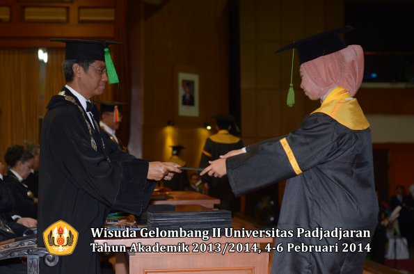 wisuda-unpad-gel-ii-ta-2013_2014-fakultas-kedokteran-oleh-dekan-281