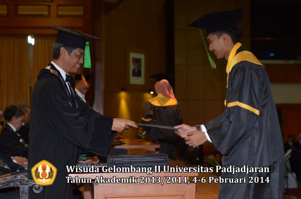 wisuda-unpad-gel-ii-ta-2013_2014-fakultas-kedokteran-oleh-dekan-282