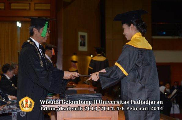 wisuda-unpad-gel-ii-ta-2013_2014-fakultas-kedokteran-oleh-dekan-283