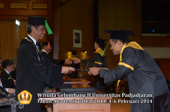 wisuda-unpad-gel-ii-ta-2013_2014-fakultas-kedokteran-oleh-dekan-284