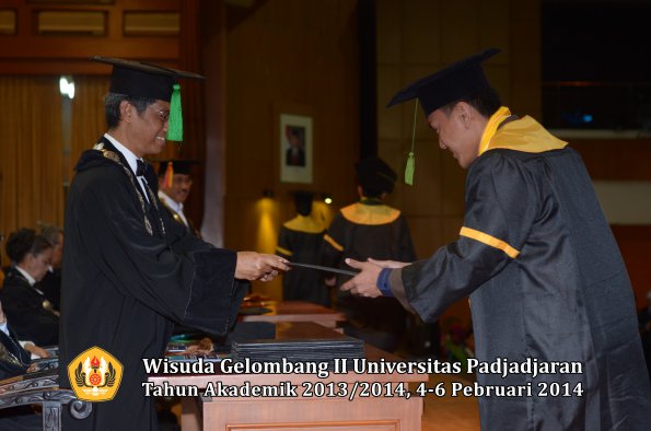 wisuda-unpad-gel-ii-ta-2013_2014-fakultas-kedokteran-oleh-dekan-285