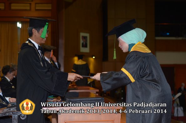 wisuda-unpad-gel-ii-ta-2013_2014-fakultas-kedokteran-oleh-dekan-286