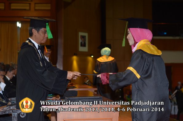 wisuda-unpad-gel-ii-ta-2013_2014-fakultas-kedokteran-oleh-dekan-287