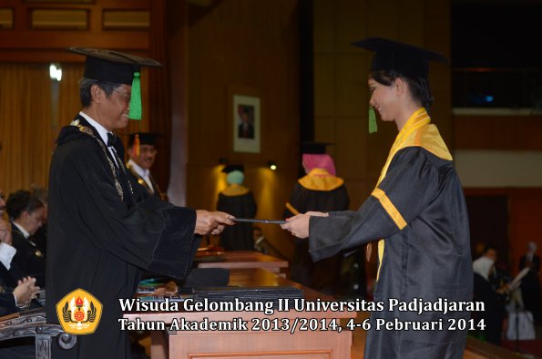 wisuda-unpad-gel-ii-ta-2013_2014-fakultas-kedokteran-oleh-dekan-288