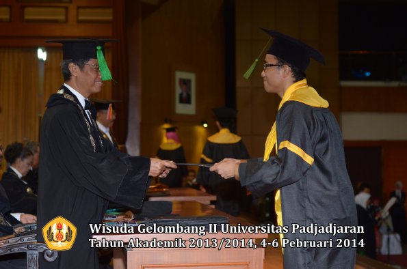 wisuda-unpad-gel-ii-ta-2013_2014-fakultas-kedokteran-oleh-dekan-289