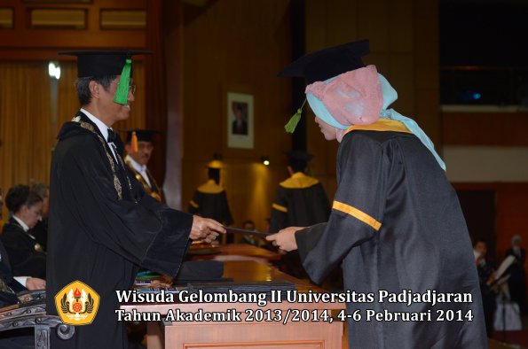 wisuda-unpad-gel-ii-ta-2013_2014-fakultas-kedokteran-oleh-dekan-290