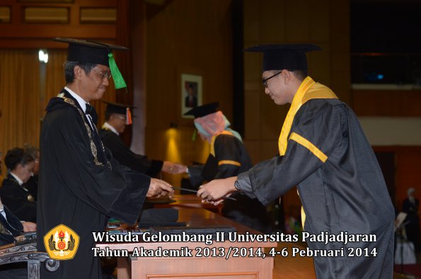 wisuda-unpad-gel-ii-ta-2013_2014-fakultas-kedokteran-oleh-dekan-291