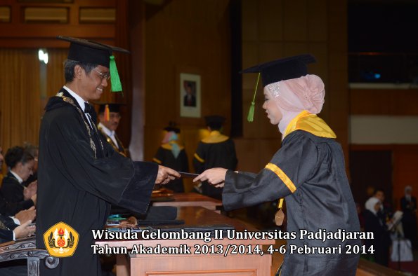 wisuda-unpad-gel-ii-ta-2013_2014-fakultas-kedokteran-oleh-dekan-292