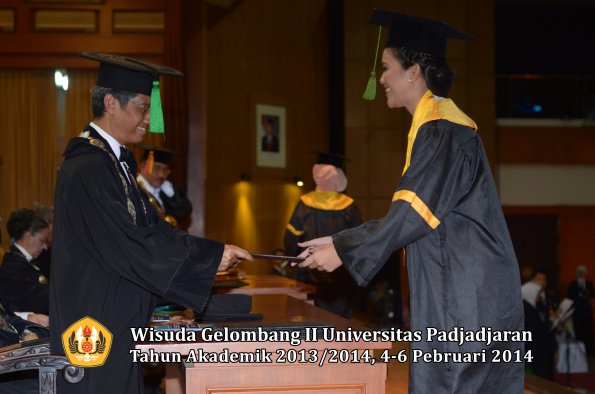 wisuda-unpad-gel-ii-ta-2013_2014-fakultas-kedokteran-oleh-dekan-293