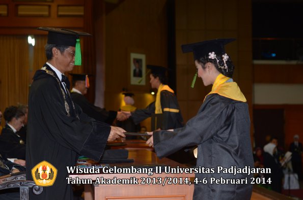 wisuda-unpad-gel-ii-ta-2013_2014-fakultas-kedokteran-oleh-dekan-294