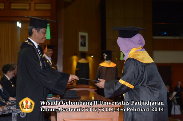 wisuda-unpad-gel-ii-ta-2013_2014-fakultas-kedokteran-oleh-dekan-295