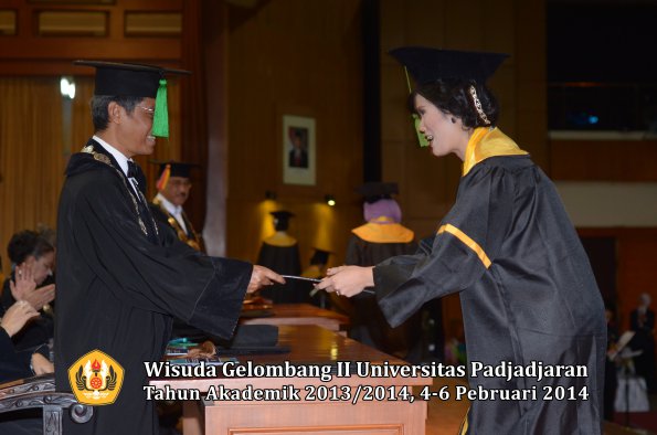 wisuda-unpad-gel-ii-ta-2013_2014-fakultas-kedokteran-oleh-dekan-296