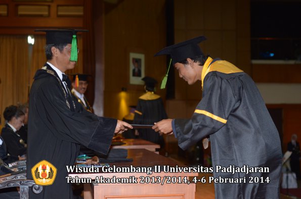 wisuda-unpad-gel-ii-ta-2013_2014-fakultas-kedokteran-oleh-dekan-297